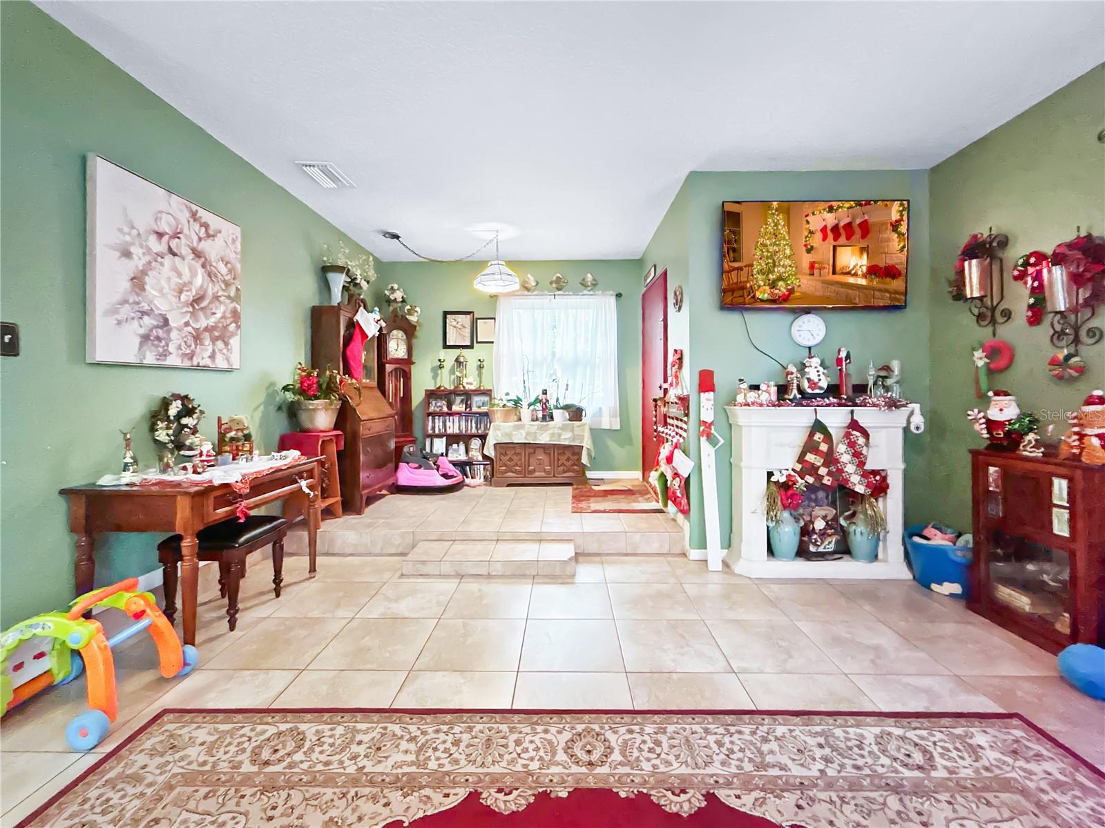 Listing photo id 3 for 913 Helena Drive