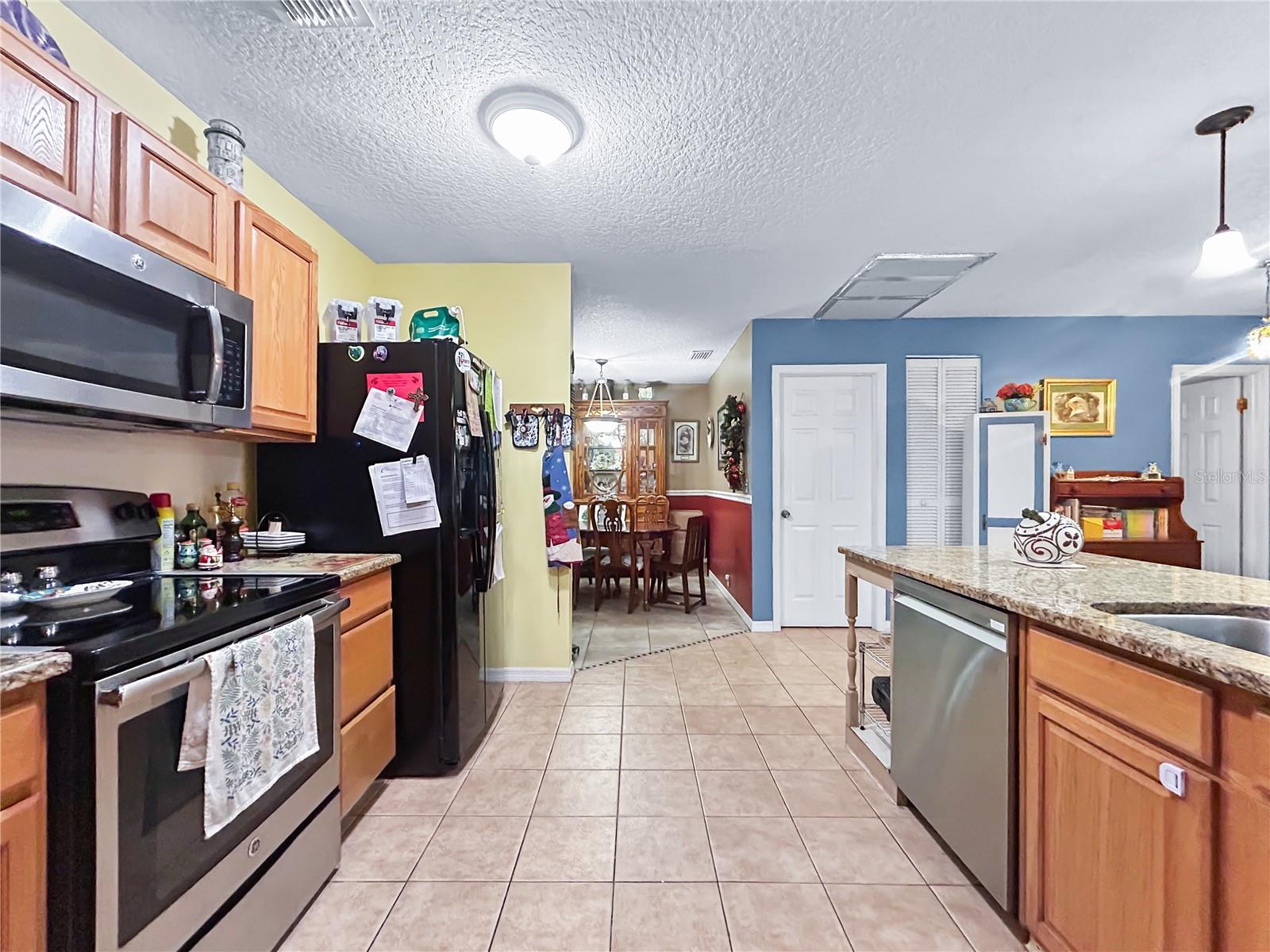 Listing photo id 5 for 913 Helena Drive