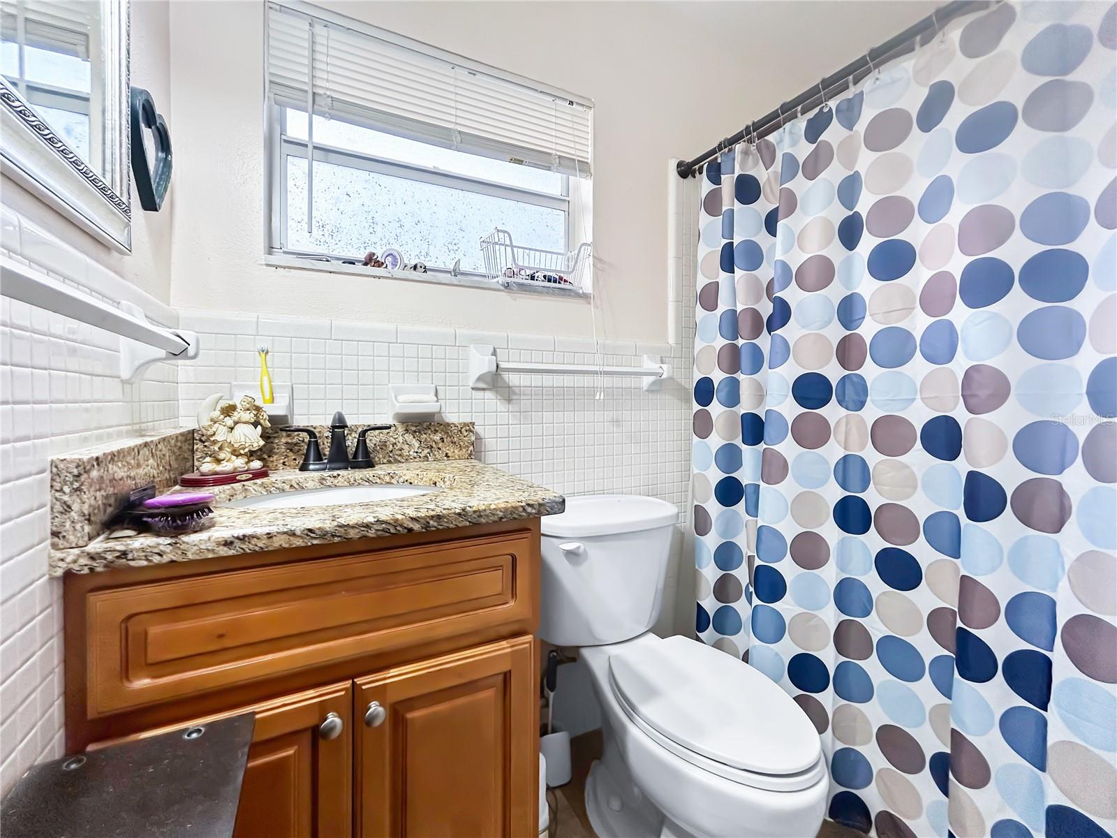 Listing photo id 7 for 913 Helena Drive