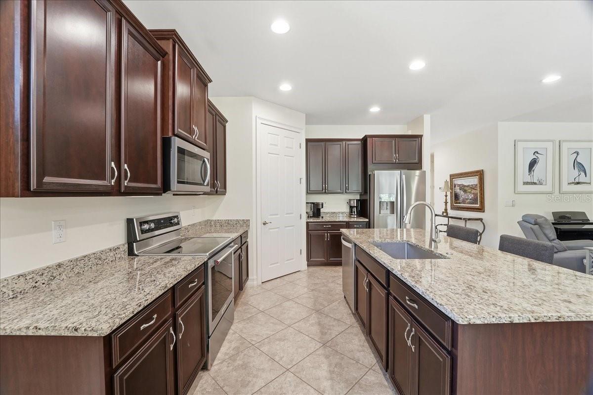 Image 12 of 36 For 3204 Royal Gardens Avenue