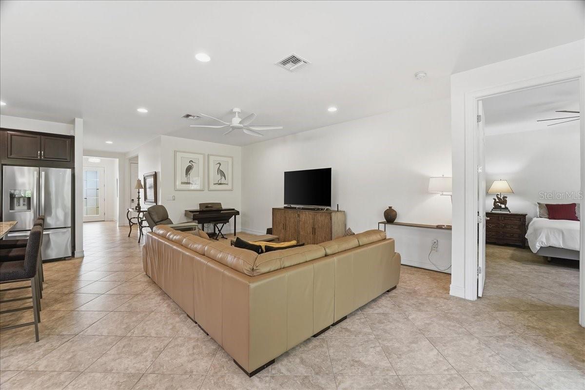 Image 8 of 36 For 3204 Royal Gardens Avenue