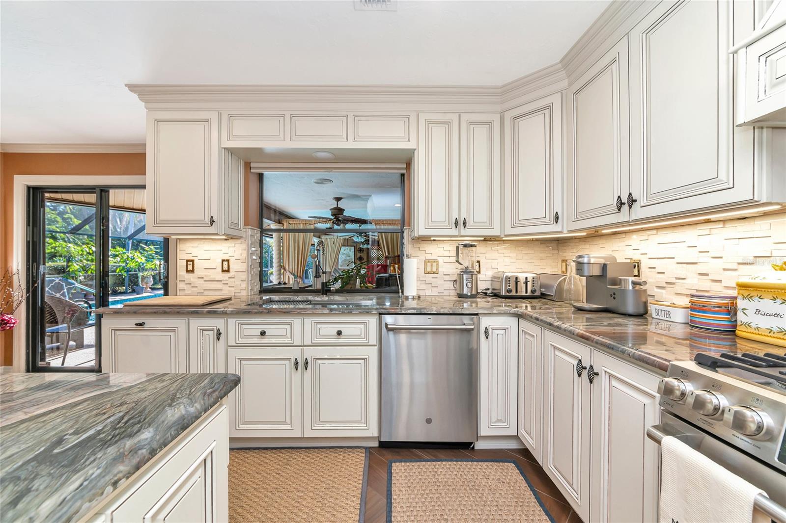 Image 15 of 55 For 6976 Country Lakes Circle