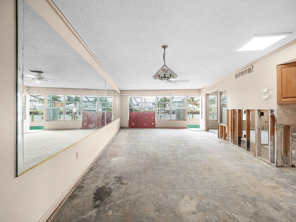 Image 18 of 59 For 34 Seaside Court