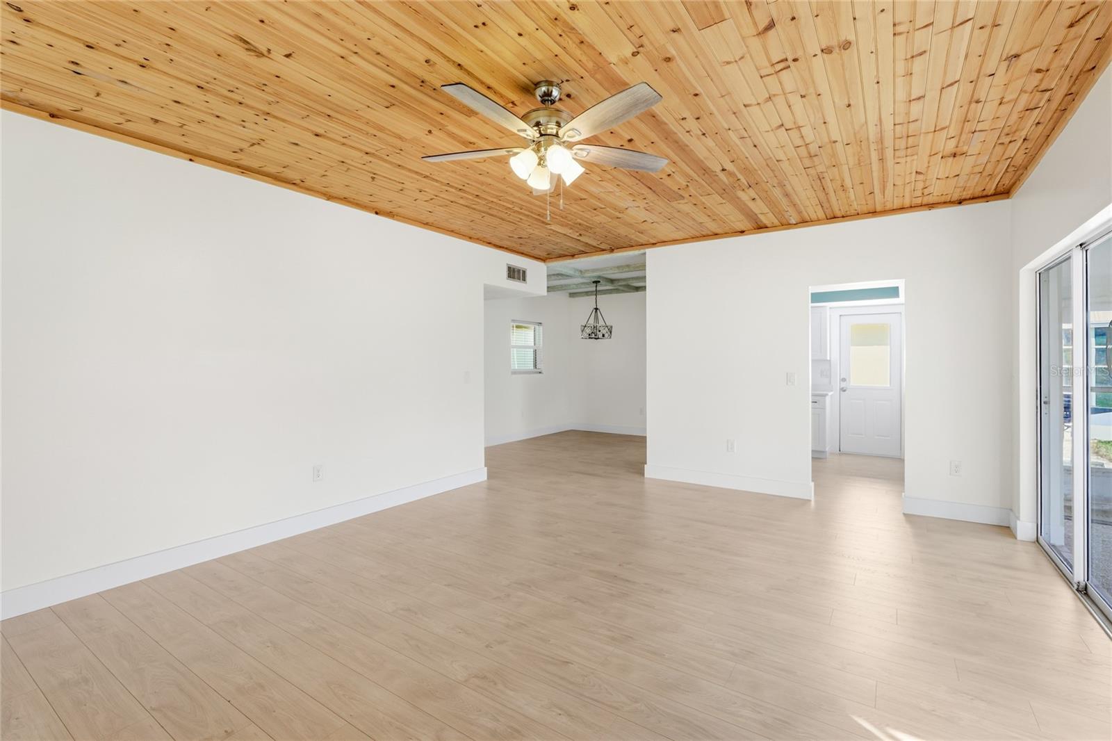 Image 10 of 43 For 5915 Tidewood Avenue 4