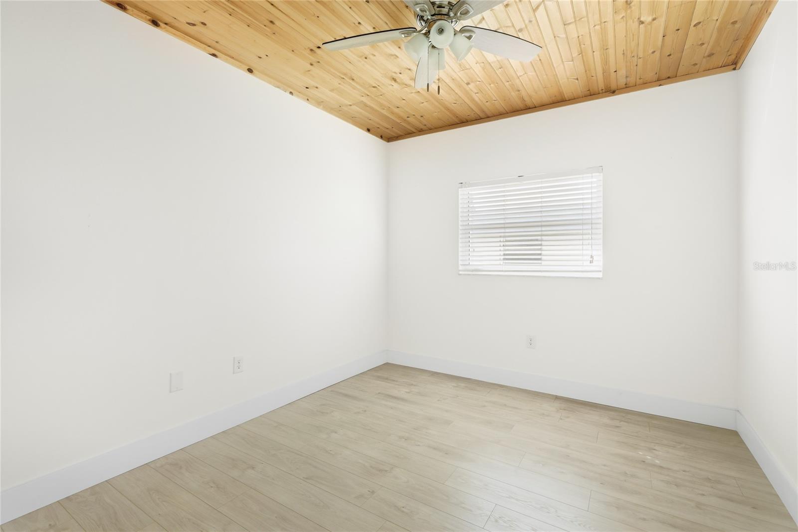 Image 20 of 43 For 5915 Tidewood Avenue 4