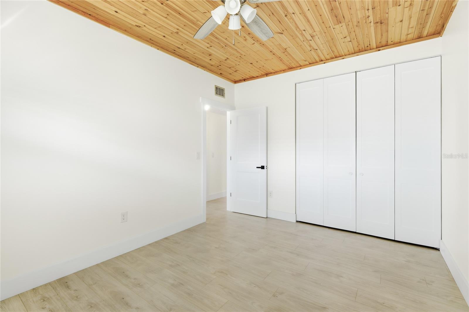 Image 21 of 43 For 5915 Tidewood Avenue 4