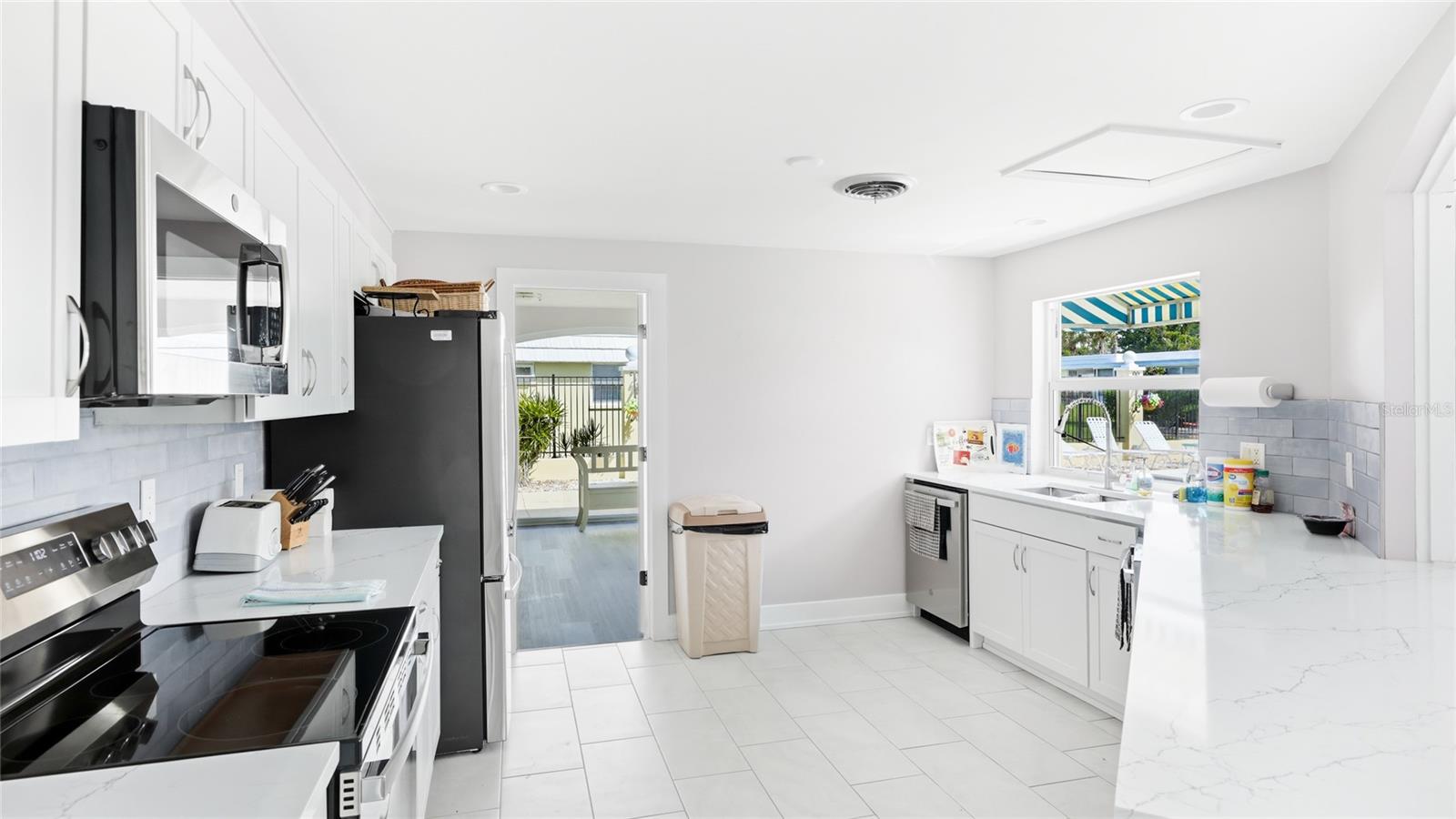 Image 38 of 43 For 5915 Tidewood Avenue 4