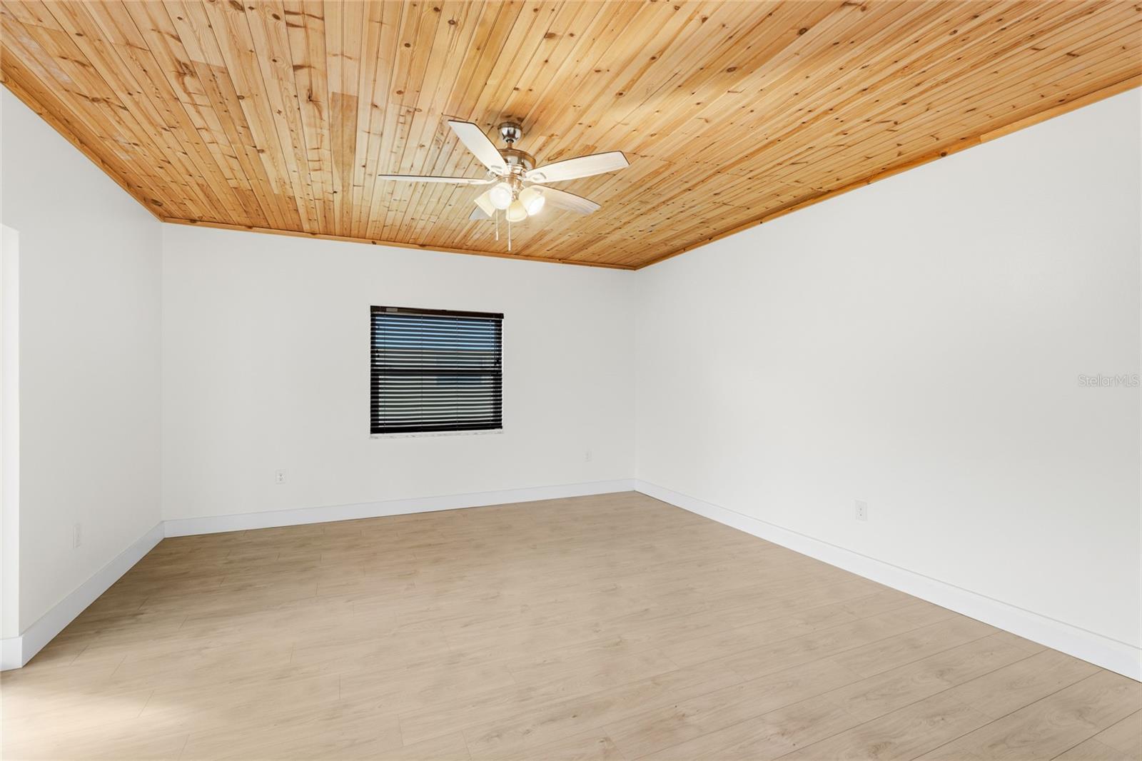 Image 8 of 43 For 5915 Tidewood Avenue 4