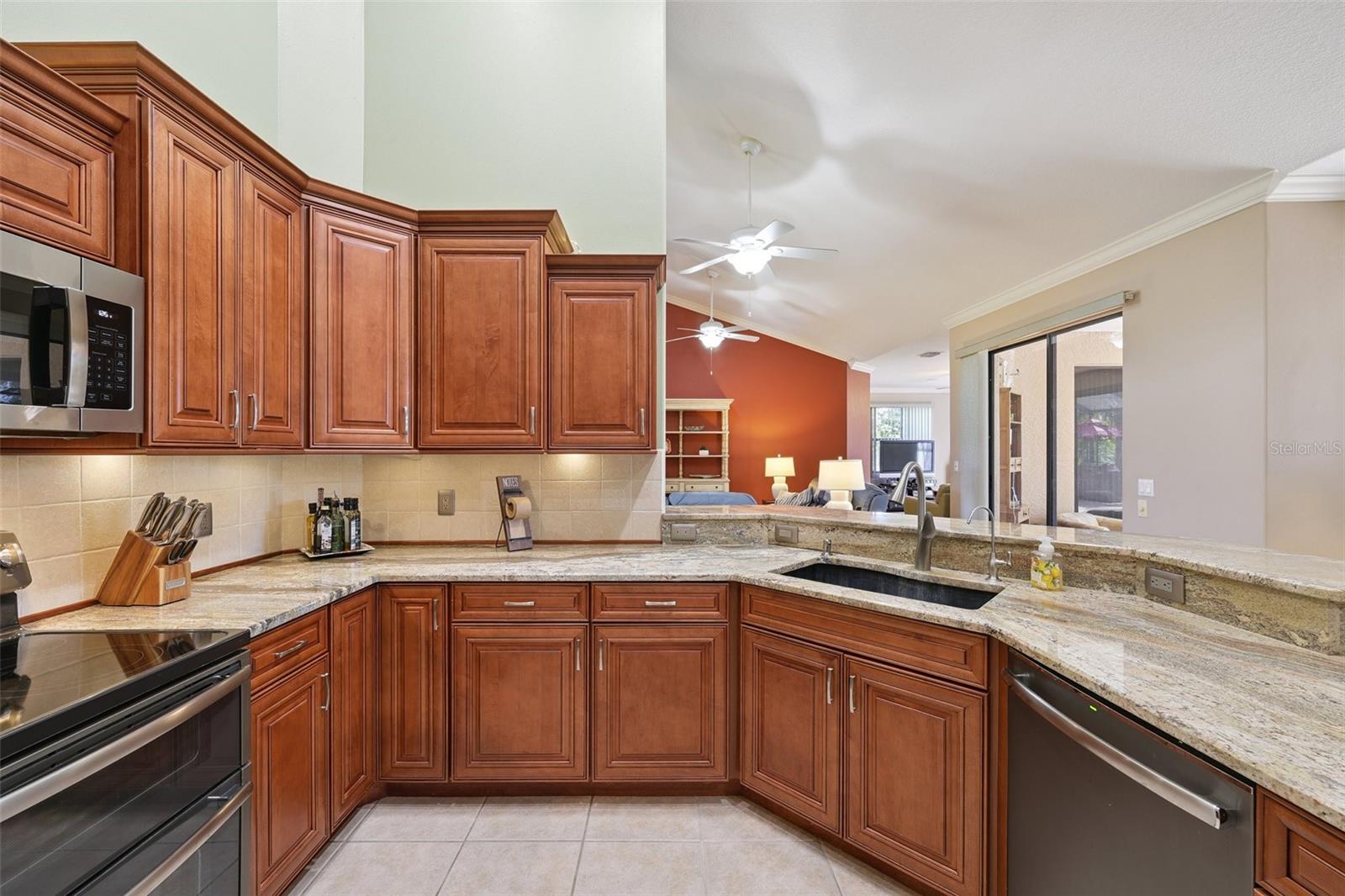 Image 19 of 34 For 2002 Palm View Road