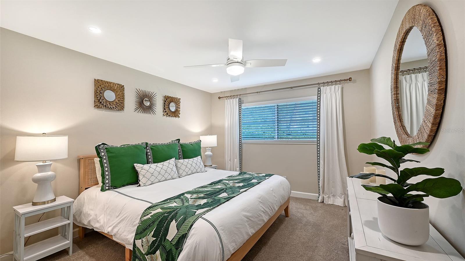 Image 20 of 66 For 576 Sutton Place