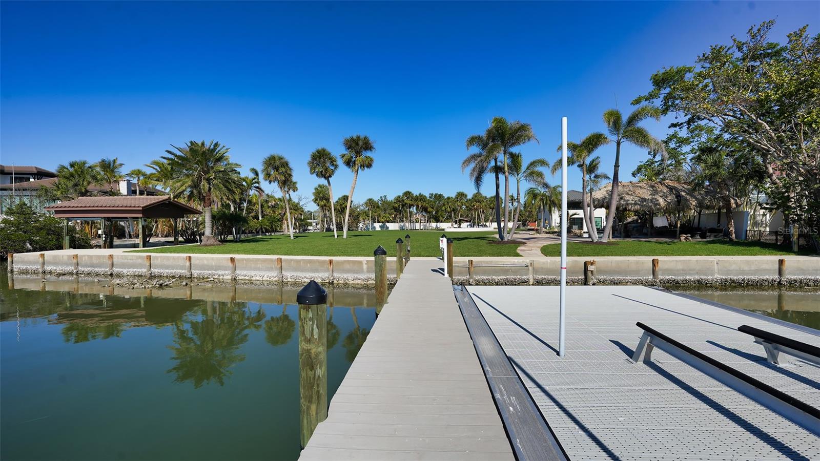 Listing photo id 13 for 684 Freeling Drive