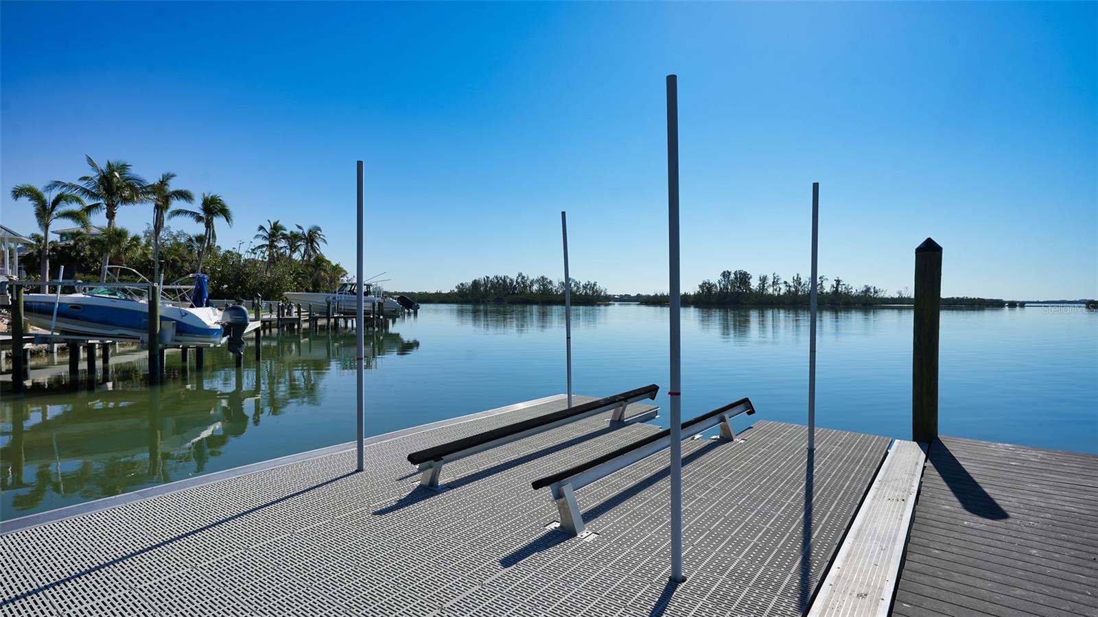 Listing photo id 14 for 684 Freeling Drive