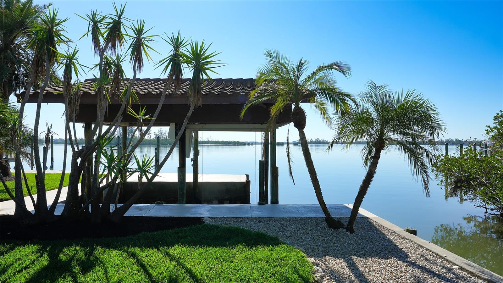 Listing photo id 16 for 684 Freeling Drive