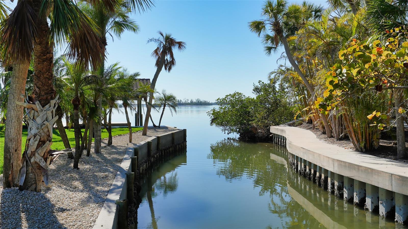 Listing photo id 18 for 684 Freeling Drive