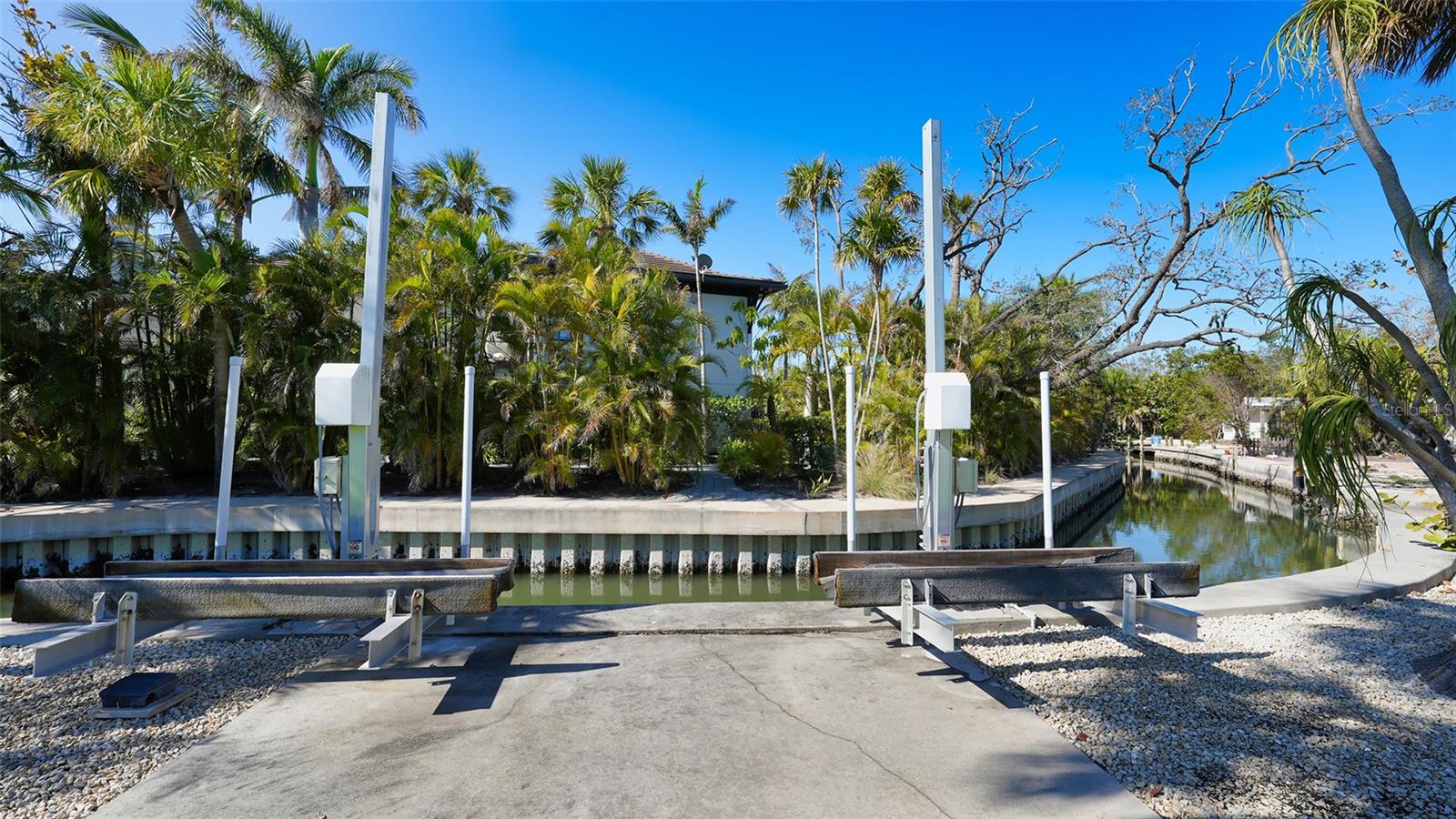 Listing photo id 19 for 684 Freeling Drive