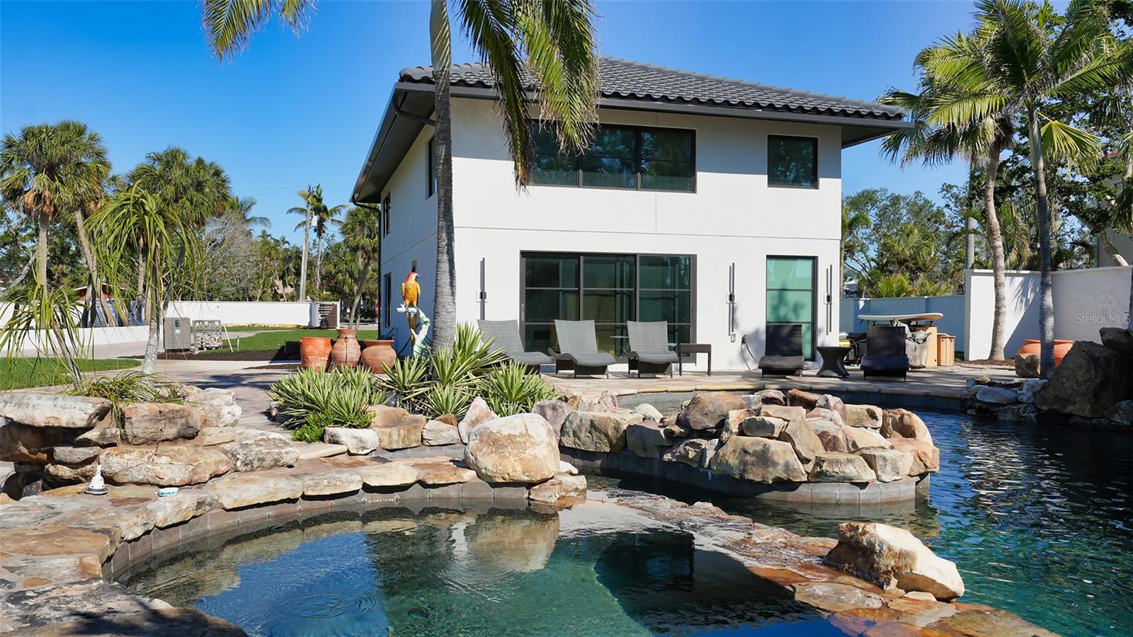 Listing photo id 26 for 684 Freeling Drive