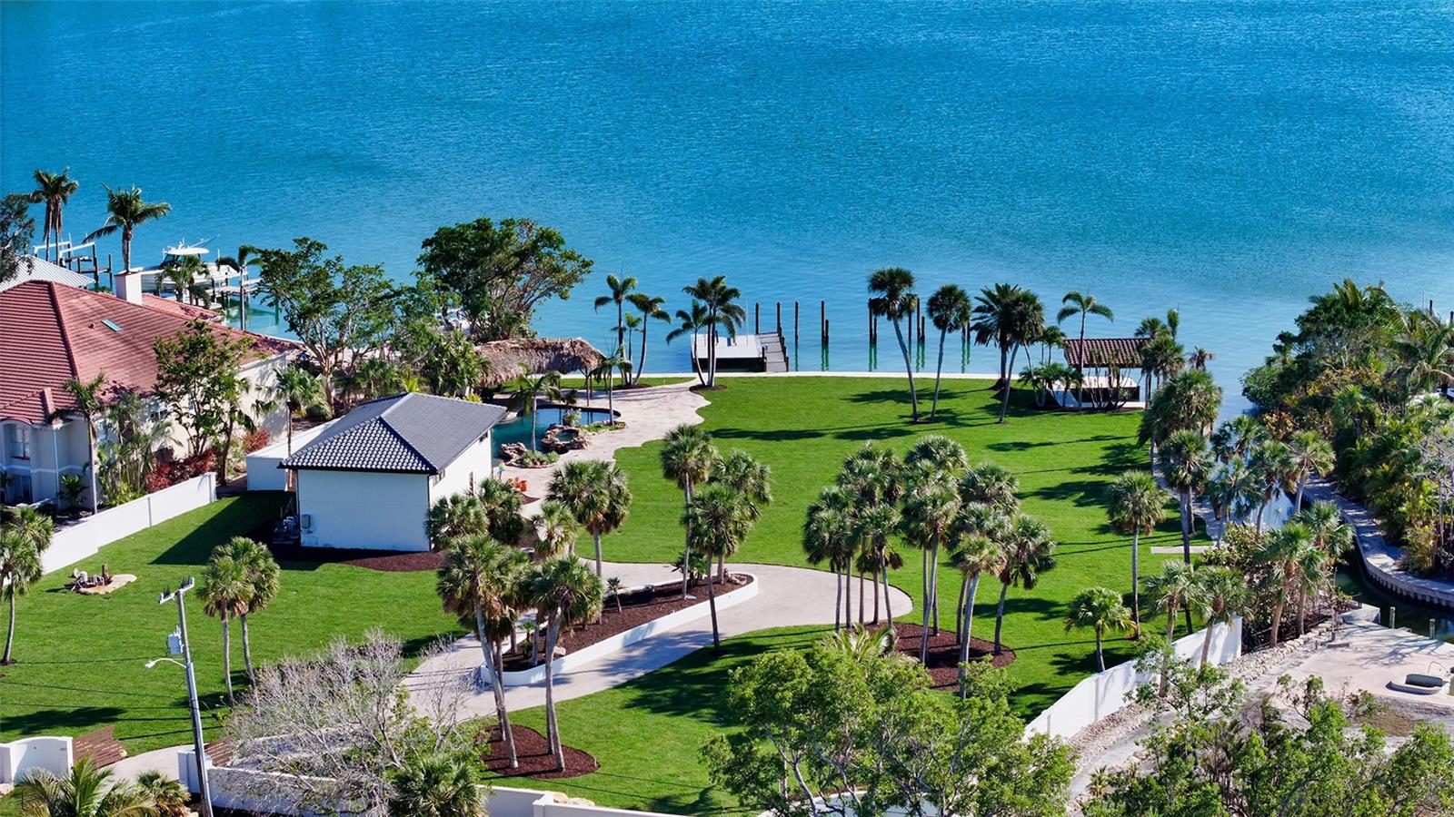 Listing photo id 7 for 684 Freeling Drive