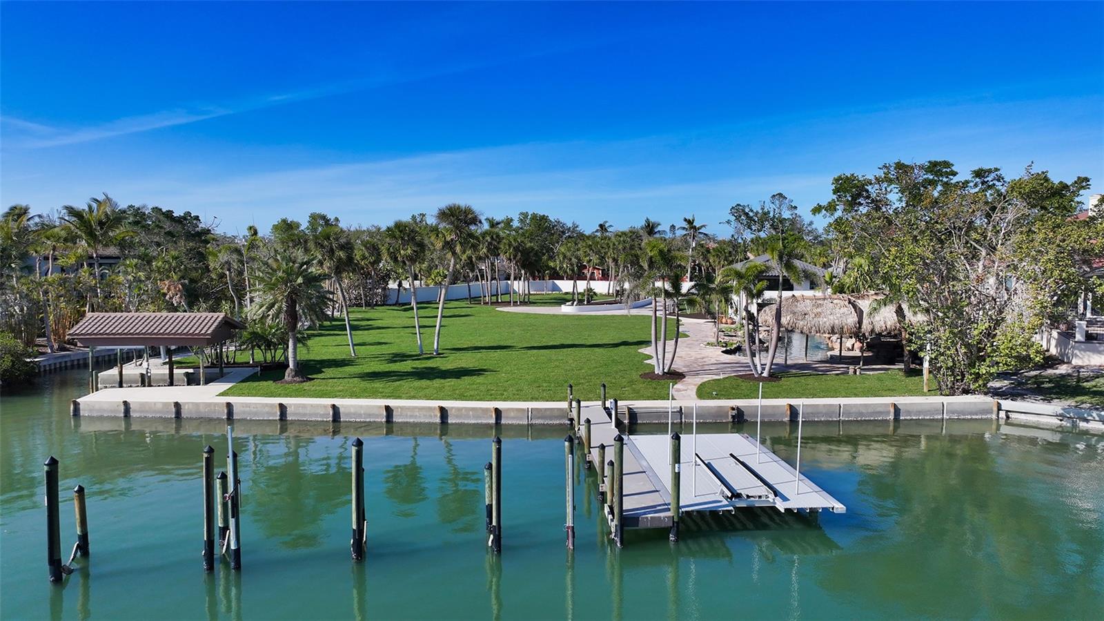 Listing photo id 10 for 684 Freeling Drive