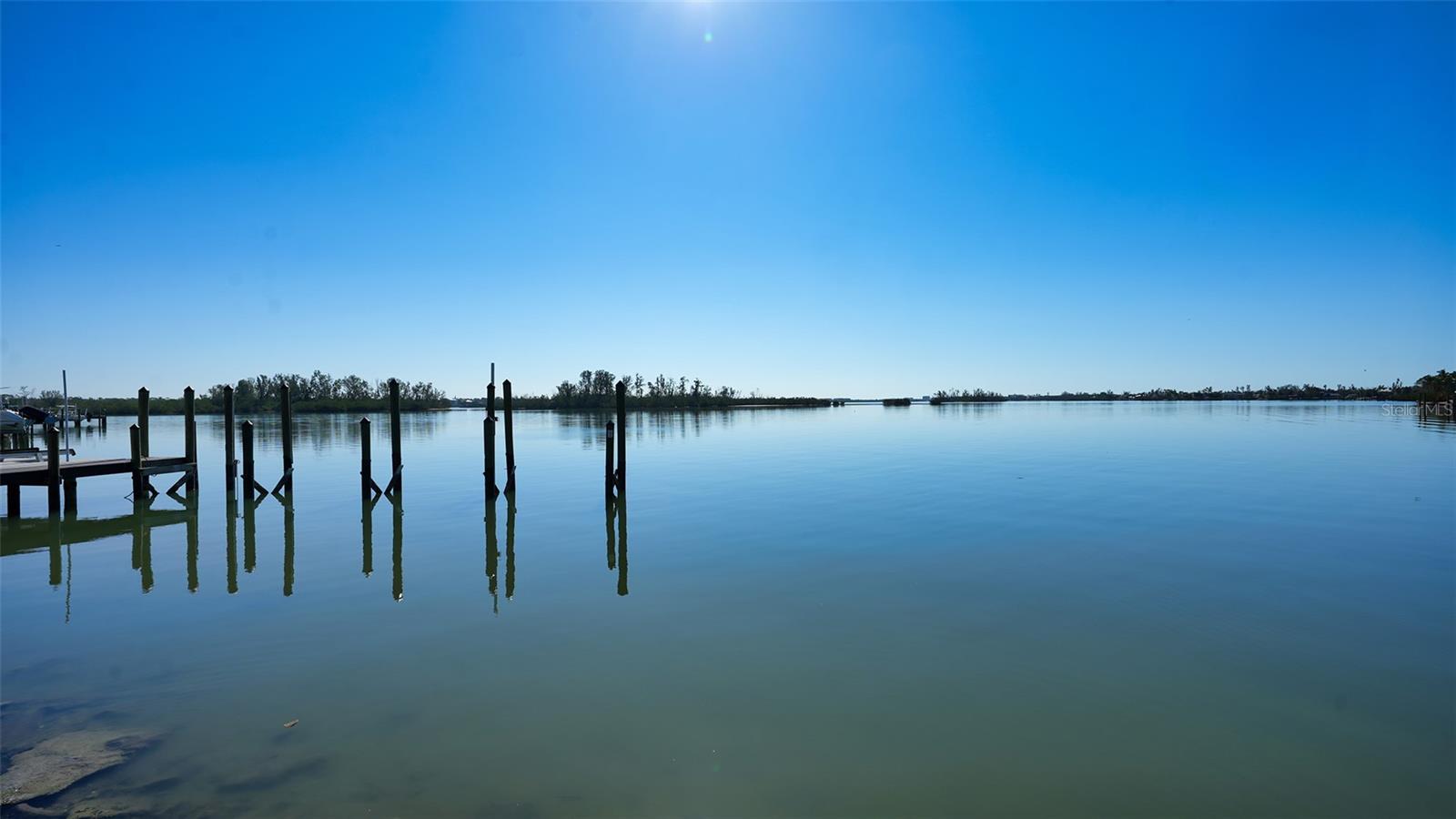 Listing photo id 12 for 684 Freeling Drive