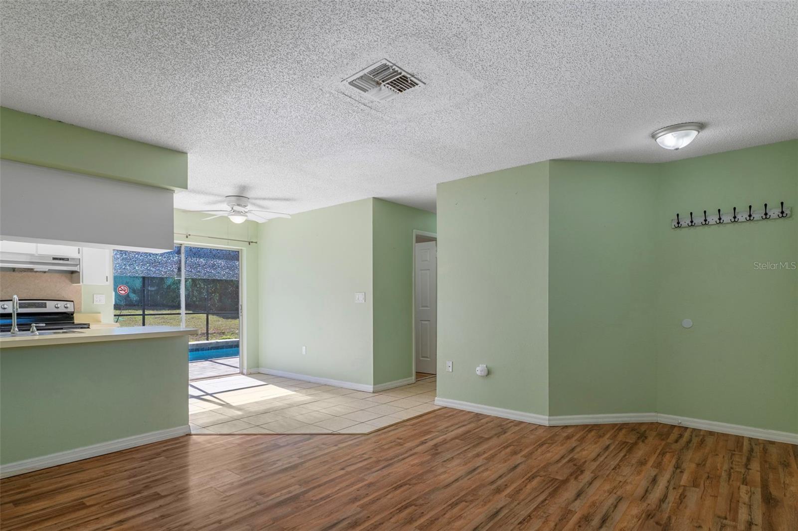 Listing photo id 8 for 12484 Curry Drive