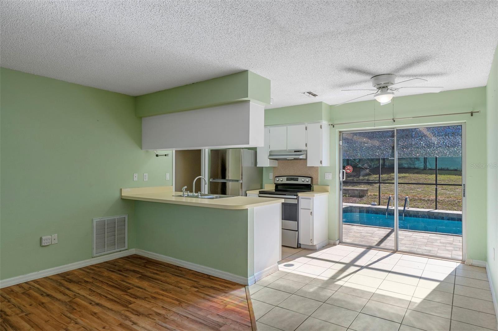 Listing photo id 10 for 12484 Curry Drive