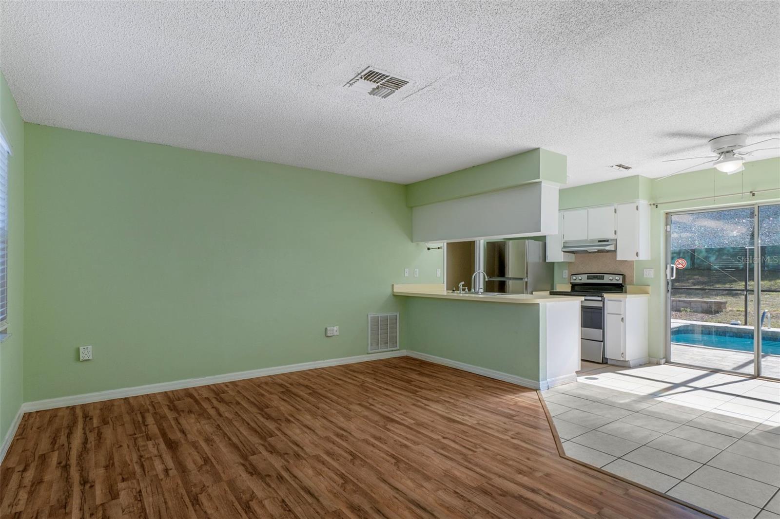 Listing photo id 5 for 12484 Curry Drive