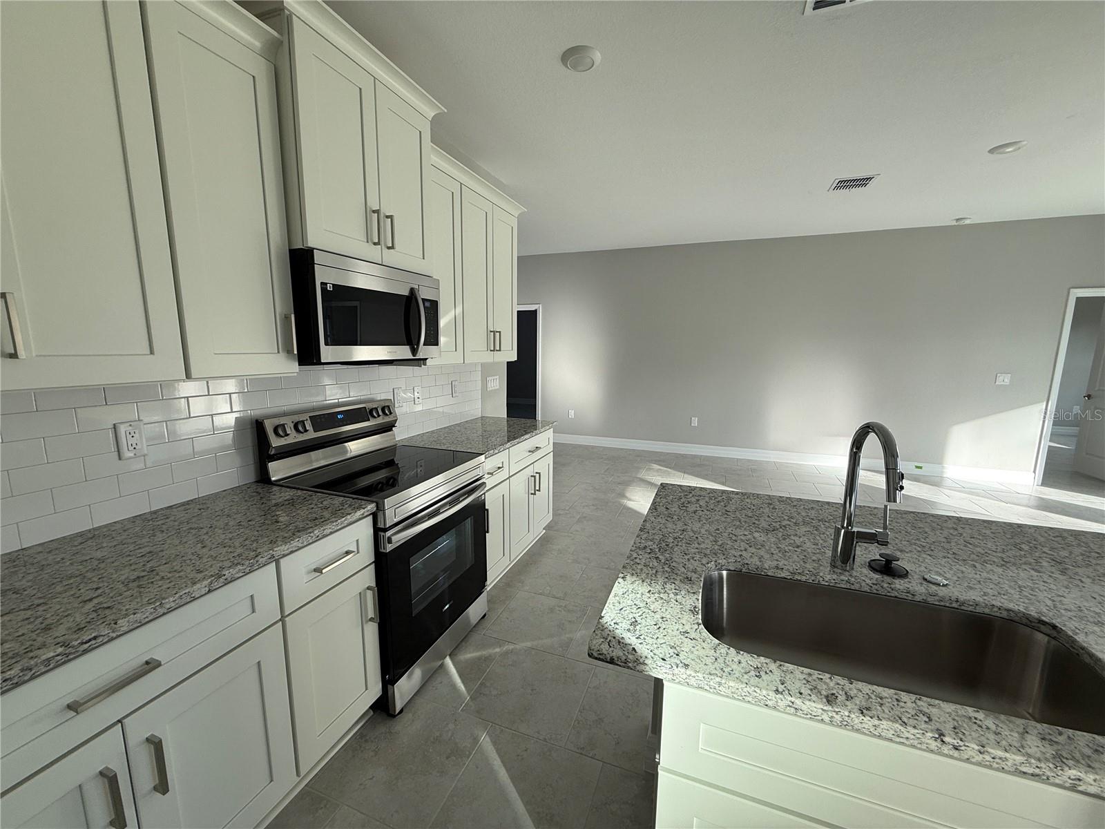 Image 5 of 23 For 4298 Salford Boulevard