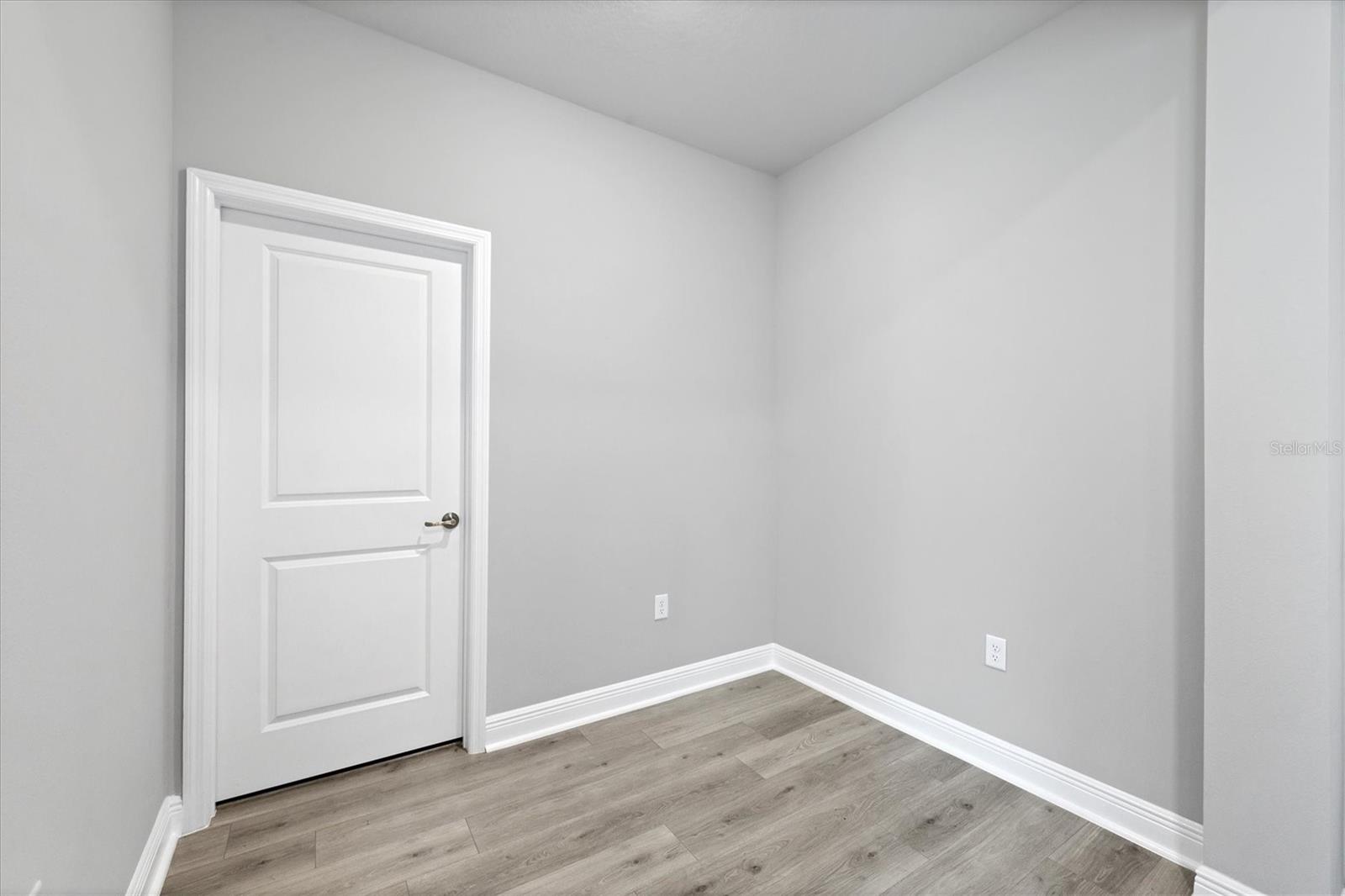 Image 32 of 59 For 2340 Lindstrom Street