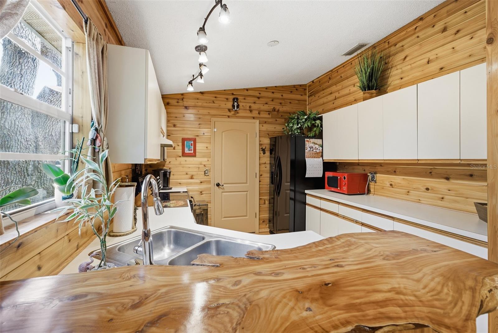 Image 9 of 37 For 331 Bearded Oaks Circle