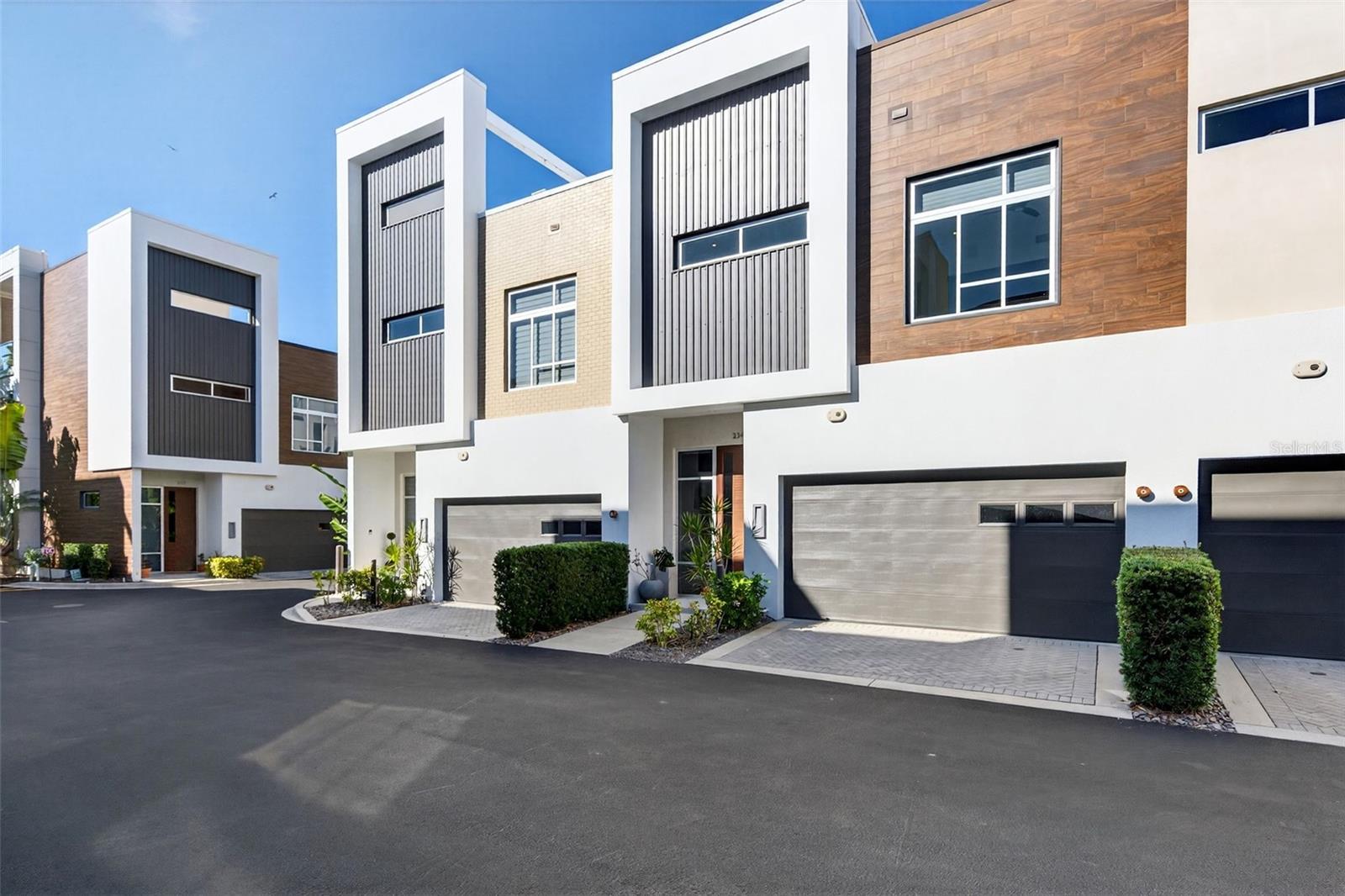 Image 2 of 38 For 234 Cosmopolitan Court