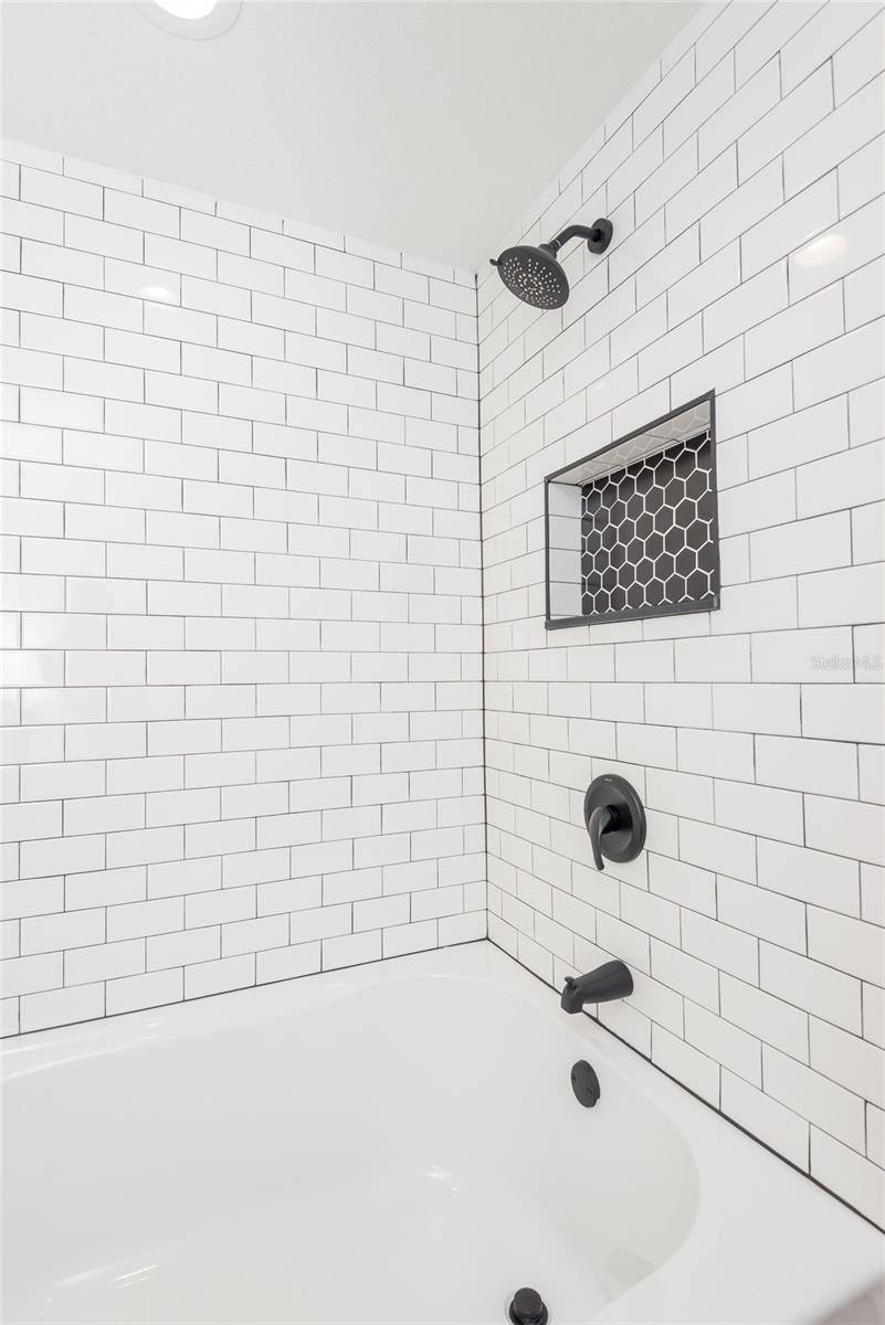 Image 11 of 22 For 2402 Azeele Street 435