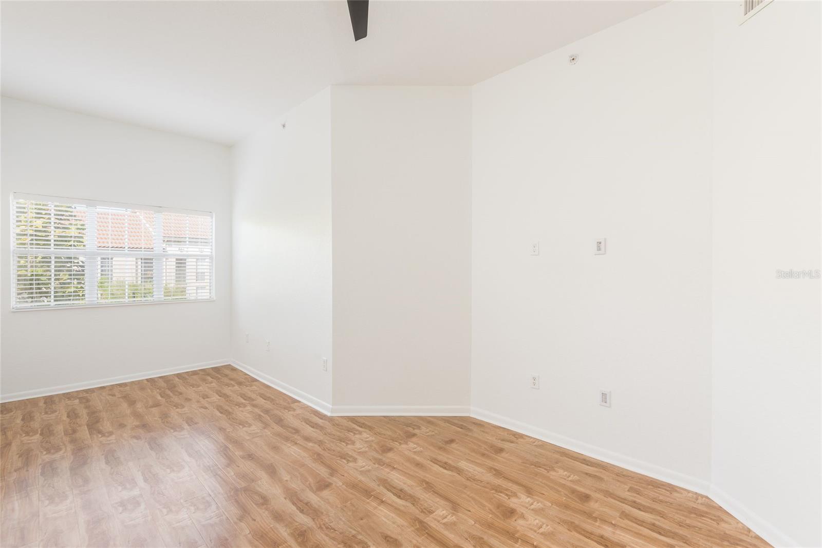 Image 15 of 22 For 2402 Azeele Street 435