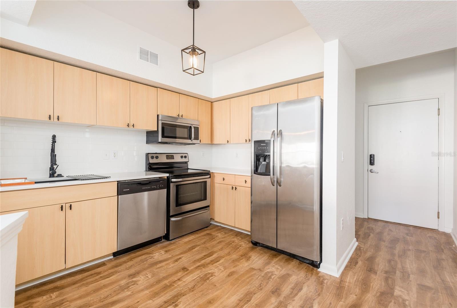 Image 3 of 22 For 2402 Azeele Street 435