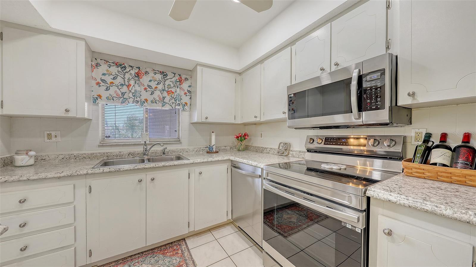 Image 13 of 38 For 3647 Lake Bayshore Drive J416