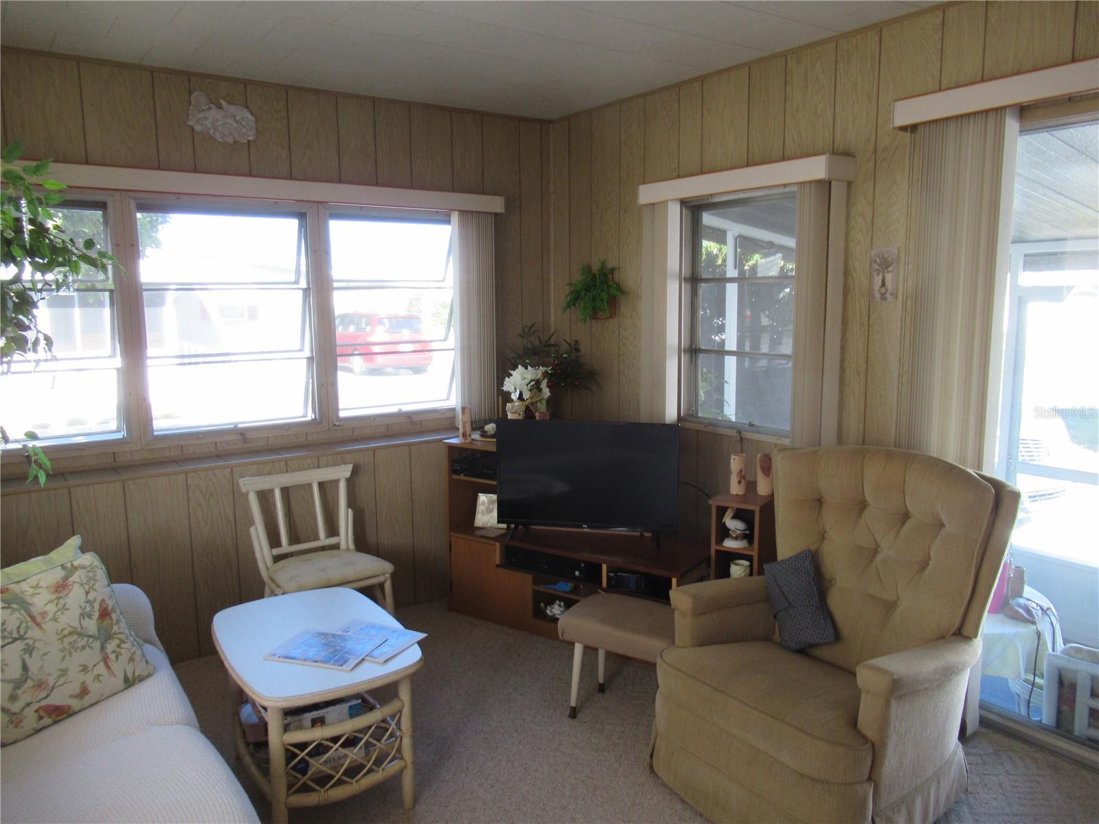 Image 6 of 27 For 1110 49th Avenue Terrace W