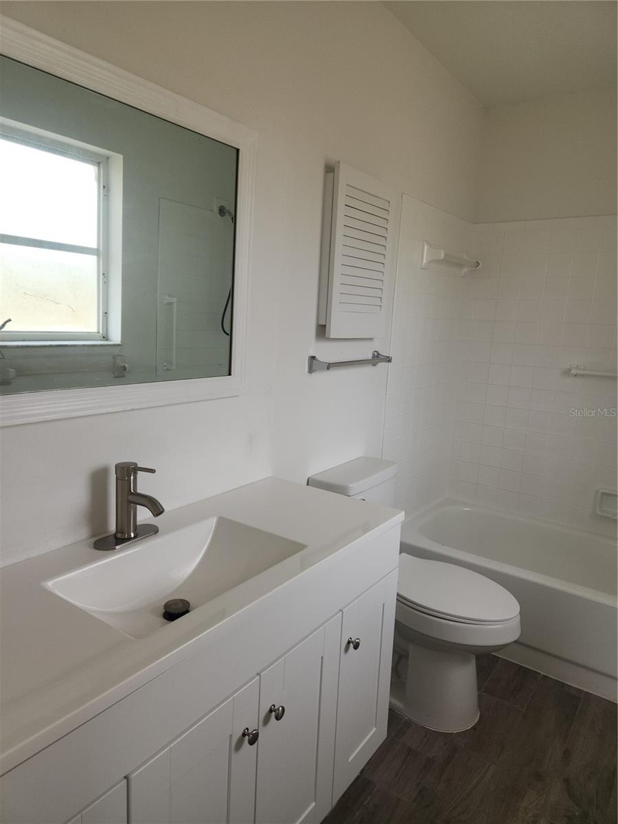 Image 16 of 18 For 1140 Queen Road