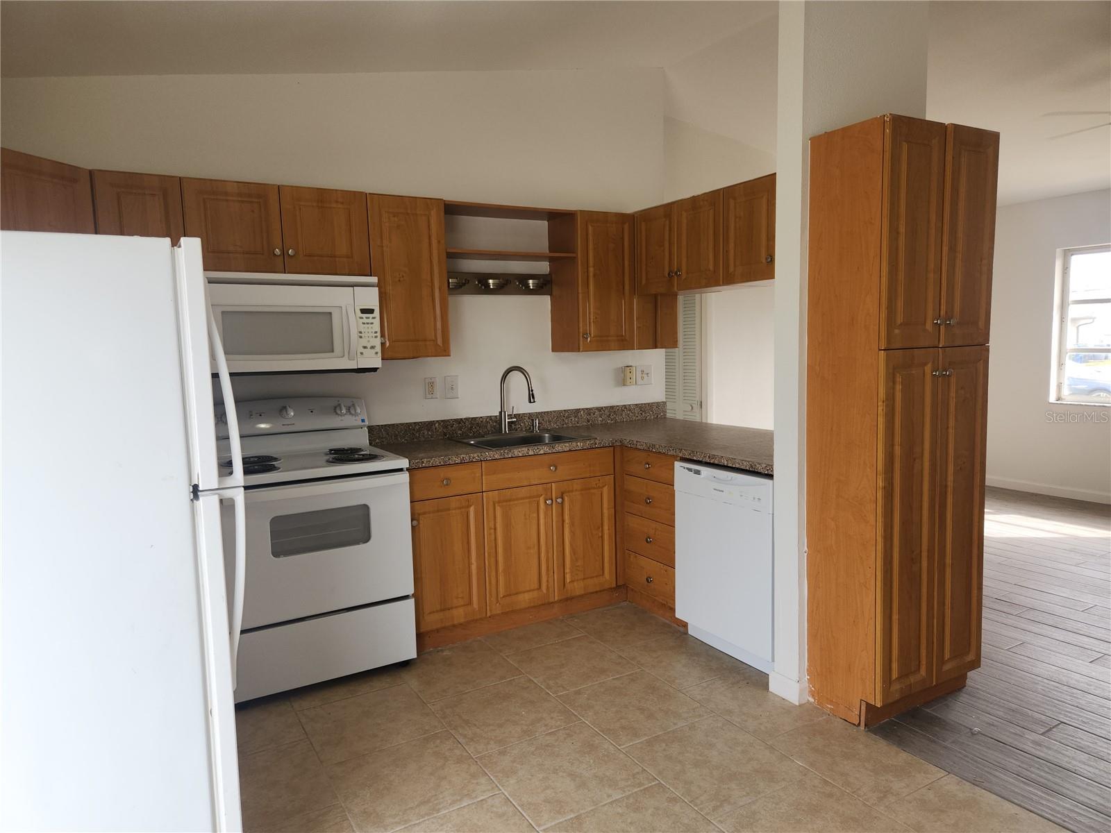 Image 5 of 18 For 1140 Queen Road