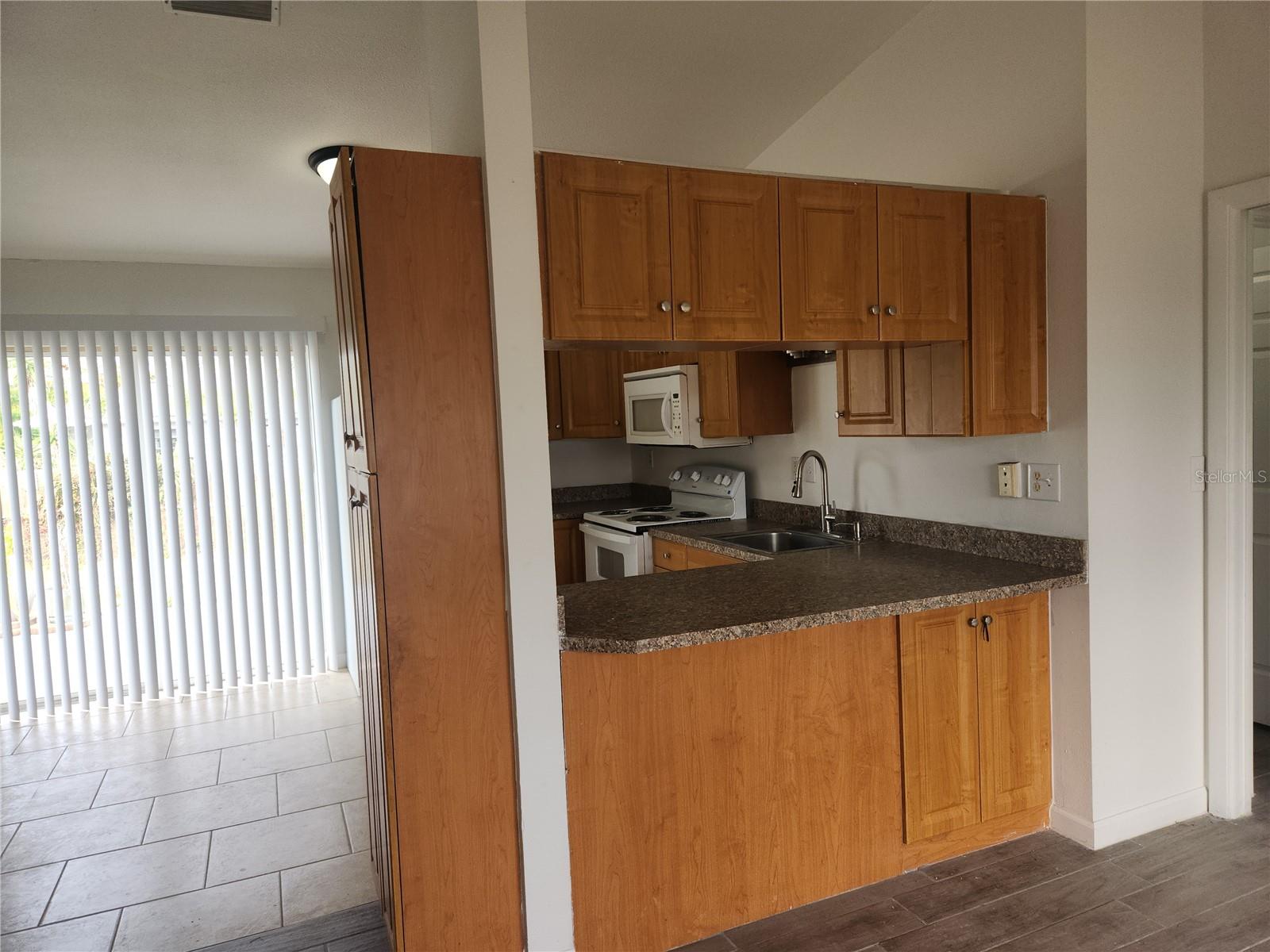 Image 7 of 18 For 1140 Queen Road