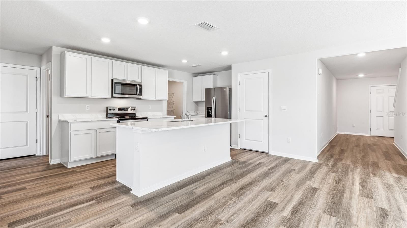 Image 6 of 23 For 8825 Clear View Street