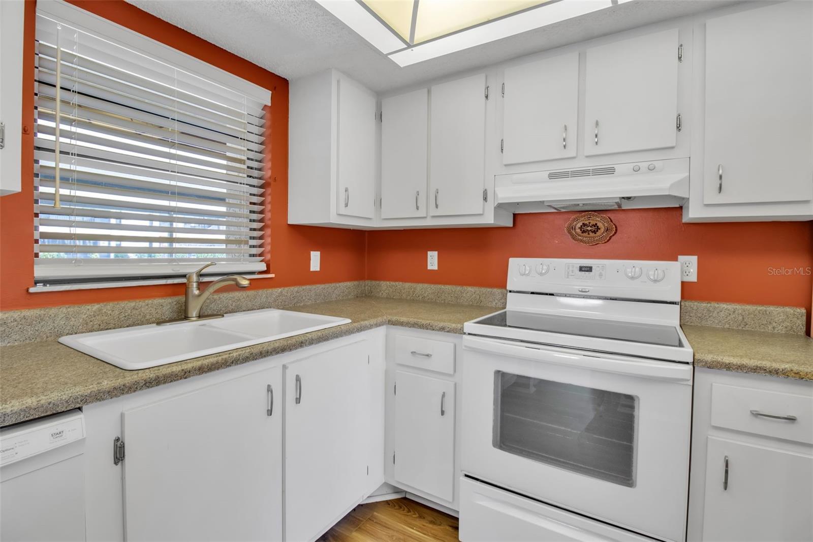 Image 11 of 95 For 1728 Lakeside Drive 1720-b