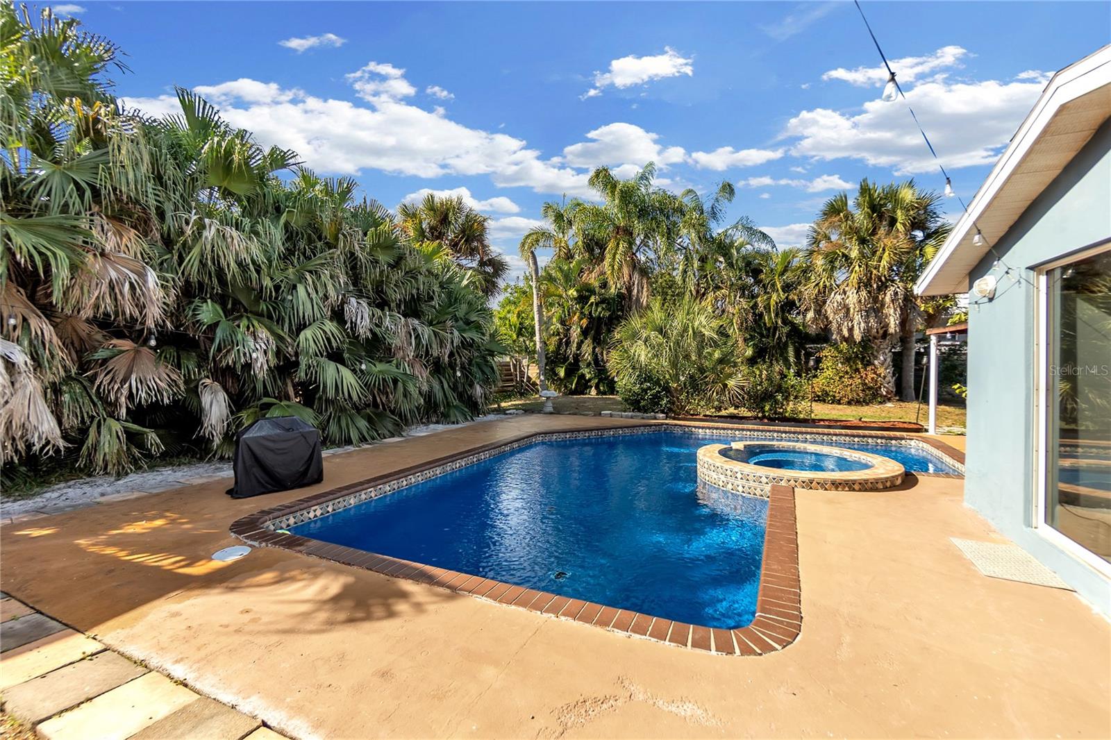 Image 4 of 38 For 2332 Pinehurst Street