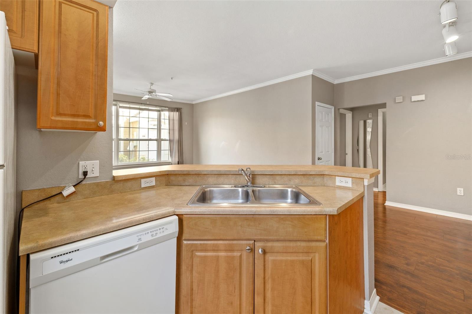 Image 10 of 65 For 5501 Rosehill Road 103