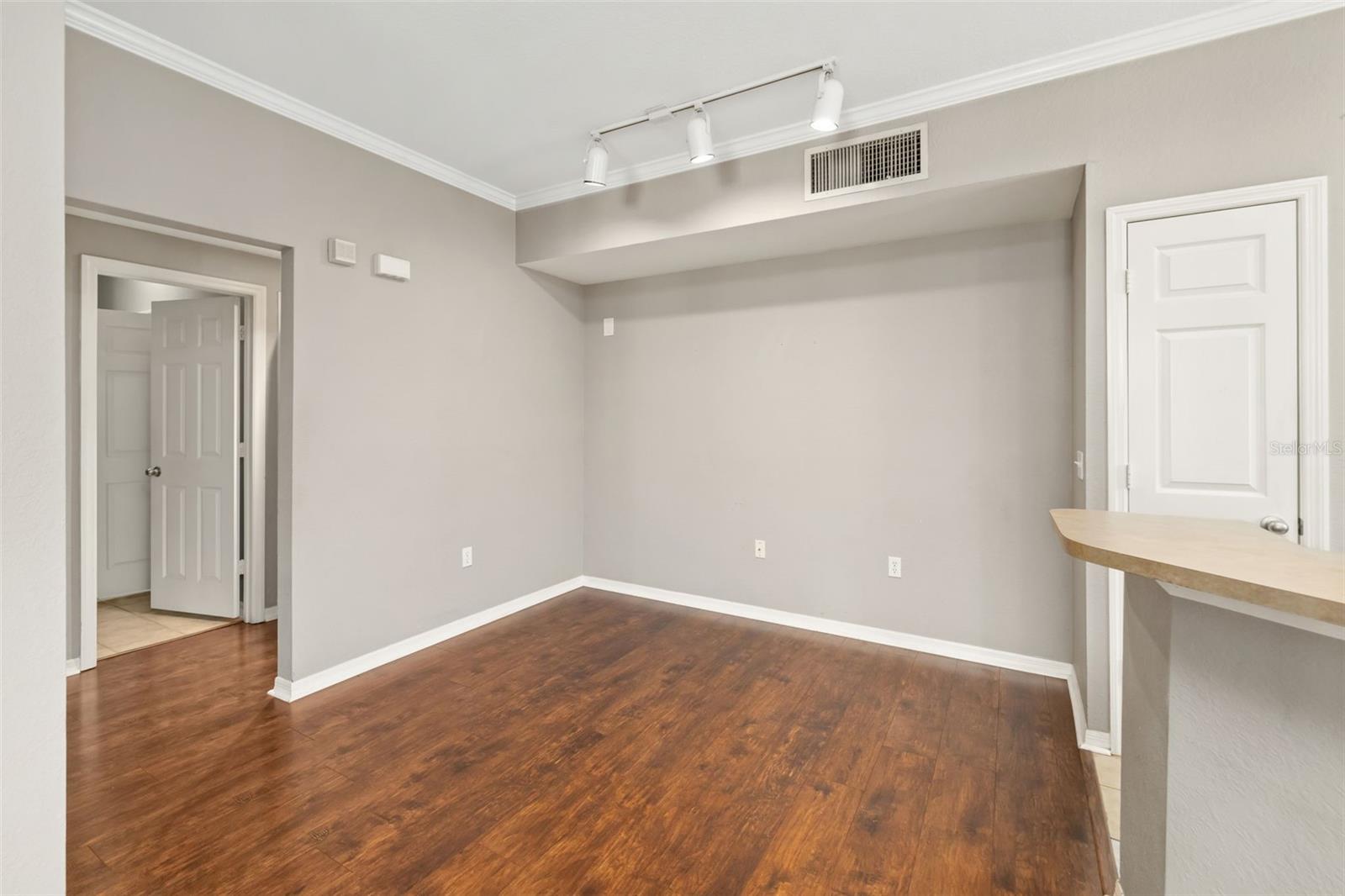 Image 6 of 65 For 5501 Rosehill Road 103