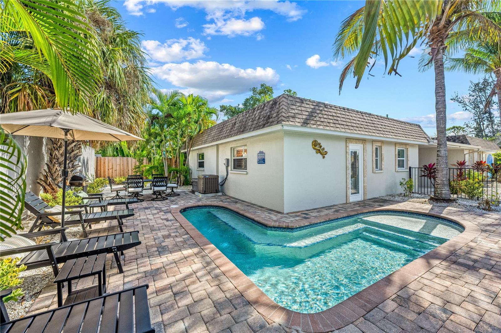 Image 2 of 65 For 1123 Crescent Street 1123-1125