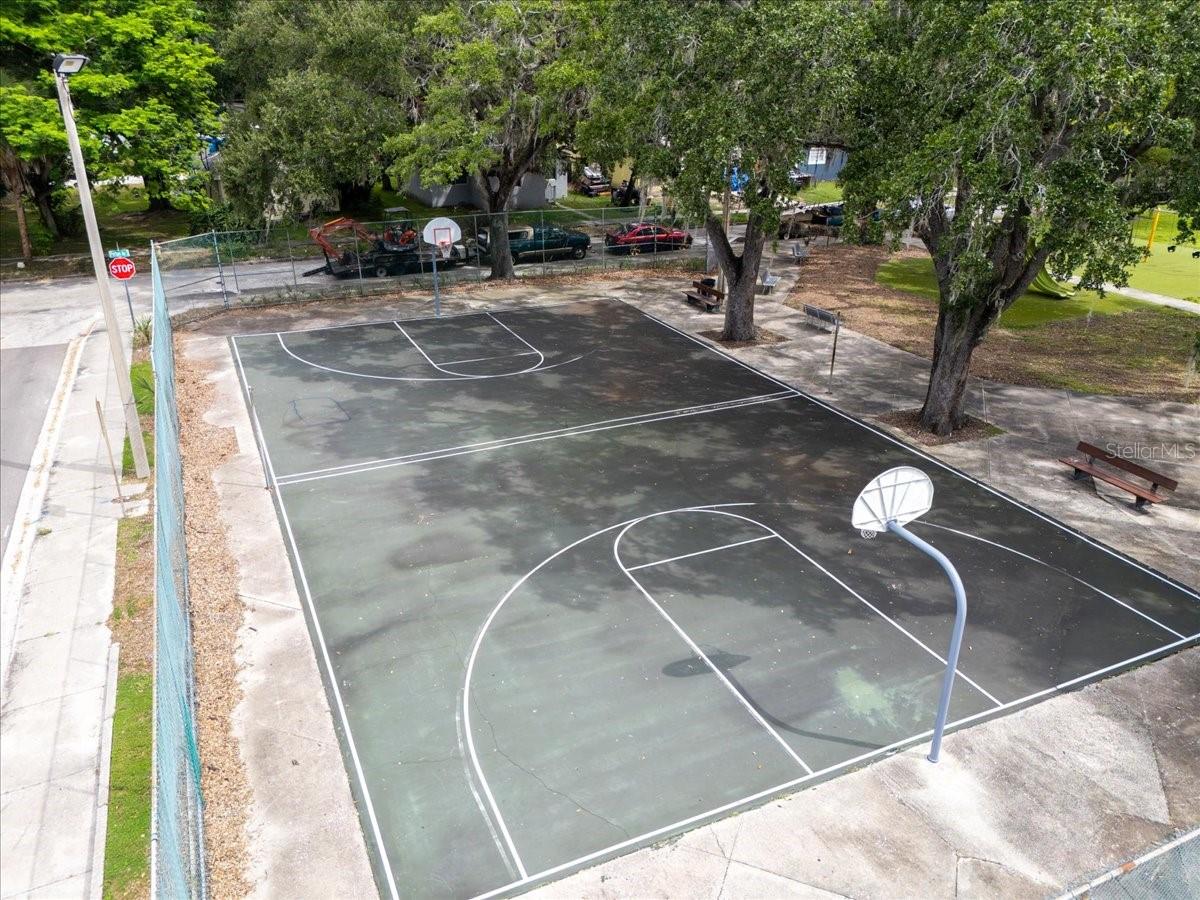 Listing photo id 5 for 1753 Queen Street S