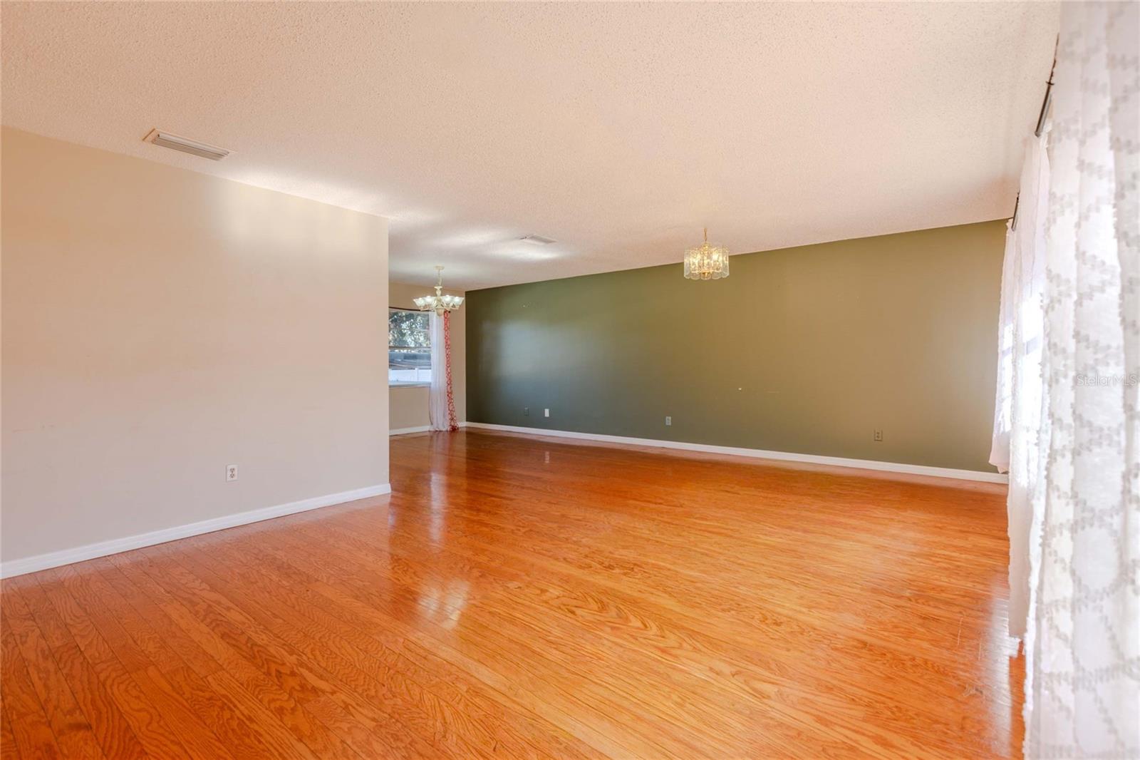 Listing photo id 2 for 1704 Orange Hill Way