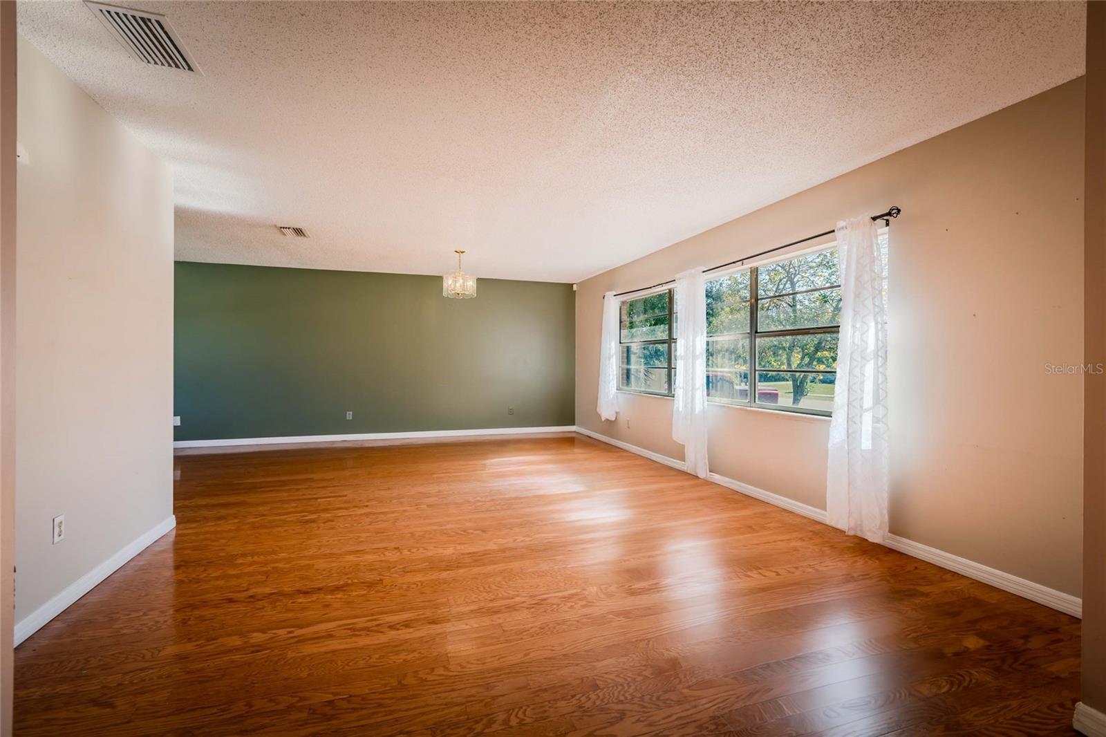 Listing photo id 3 for 1704 Orange Hill Way