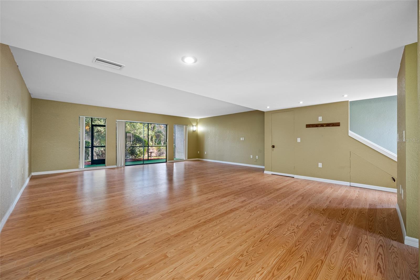 Image 20 of 70 For 140 Michaels Circle