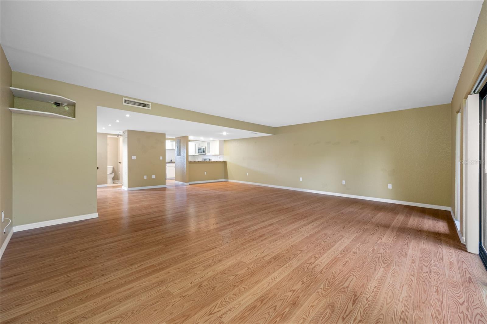 Image 23 of 70 For 140 Michaels Circle