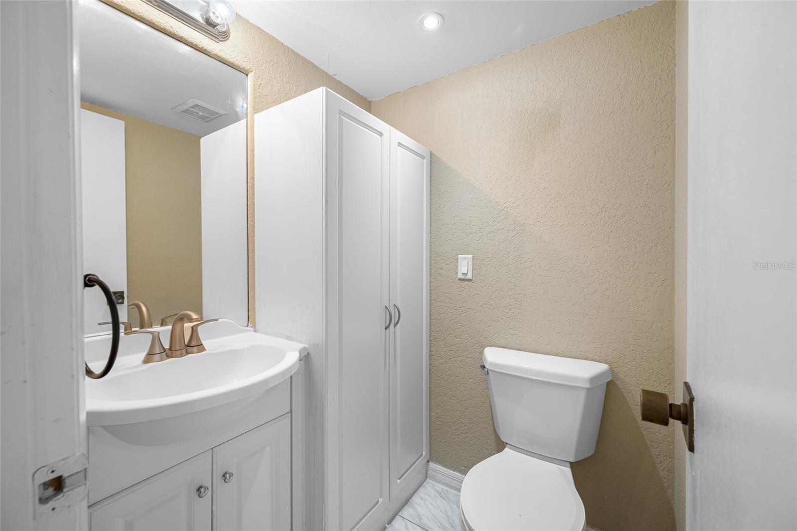 Image 36 of 70 For 140 Michaels Circle